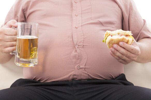 Malbouffe alcool et obésité comme causes du psoriasis sur les jambes