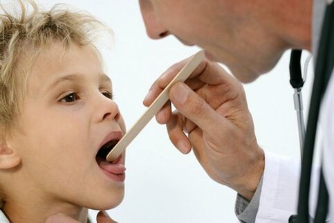 le médecin examine la gorge d'un enfant atteint de psoriasis
