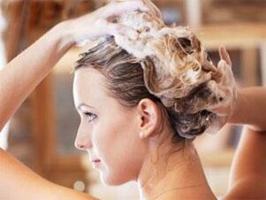 Utiliser un shampooing médicamenteux pour les symptômes du psoriasis