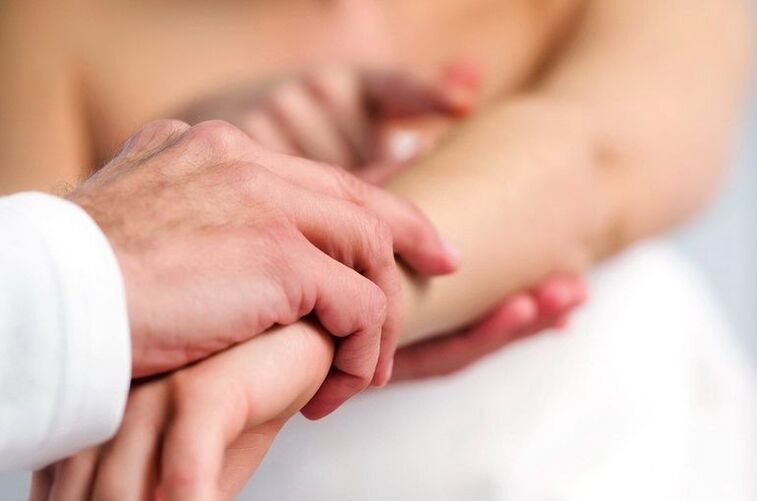 Un dermatologue examine un patient atteint de psoriasis